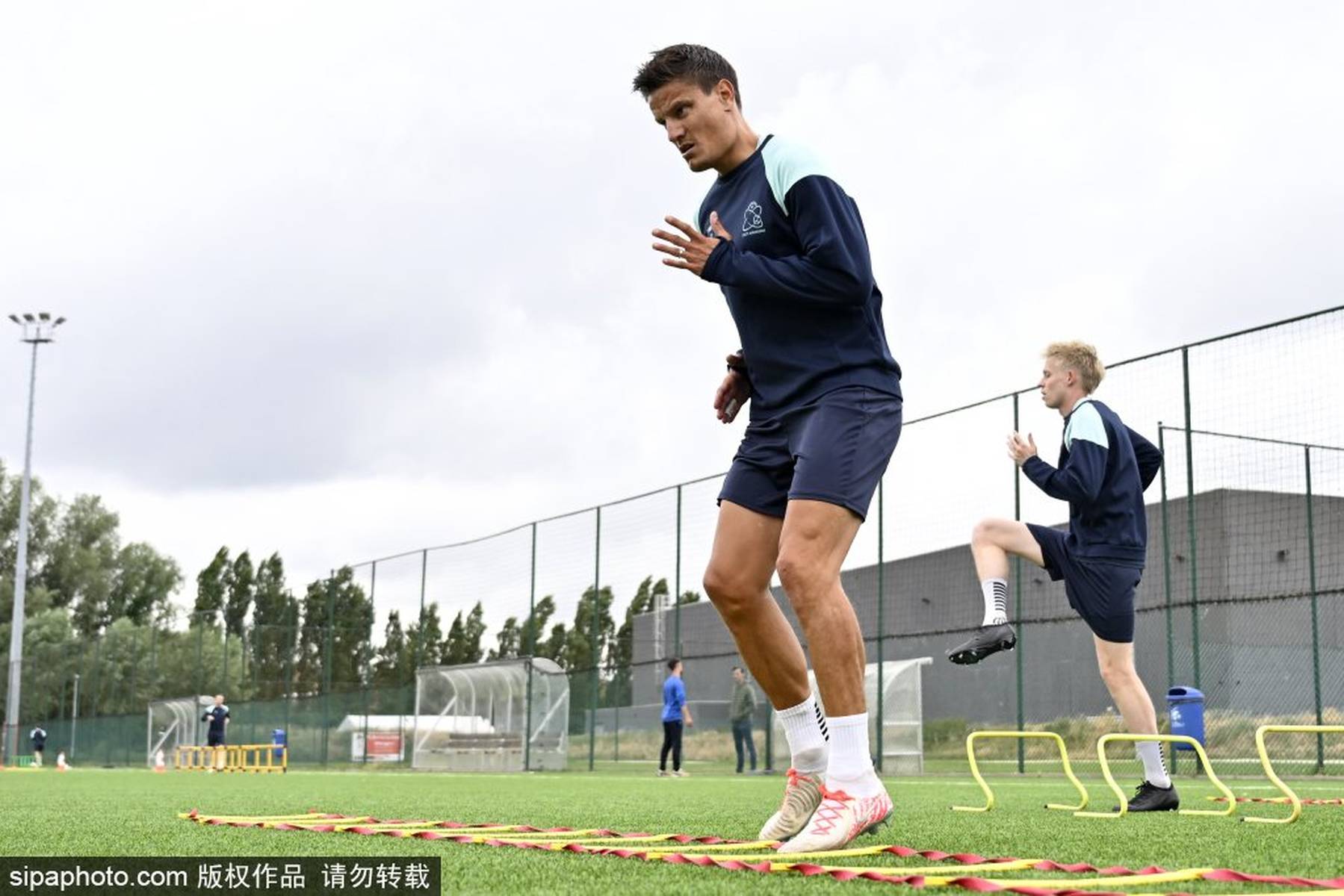 球队在训练场上严谨备战，备受鼓舞