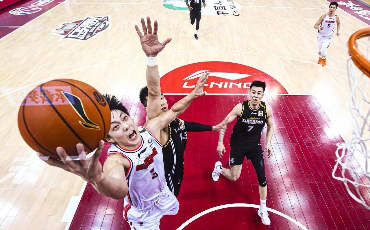 后卫防线稳固护航，助攻防守兼备展现实力的简单介绍