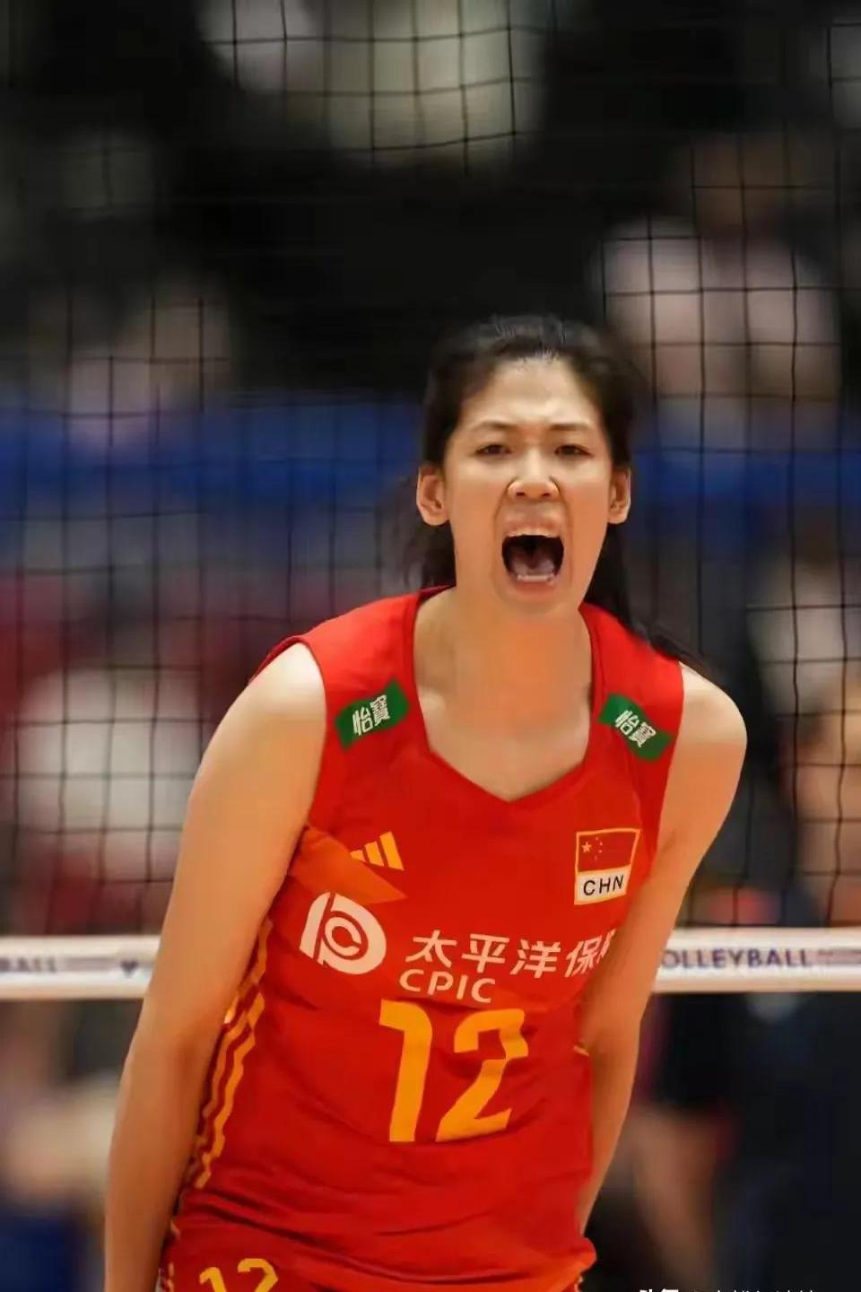 包含女球员在赛场上勇敢拼搏，斩获佳绩的词条