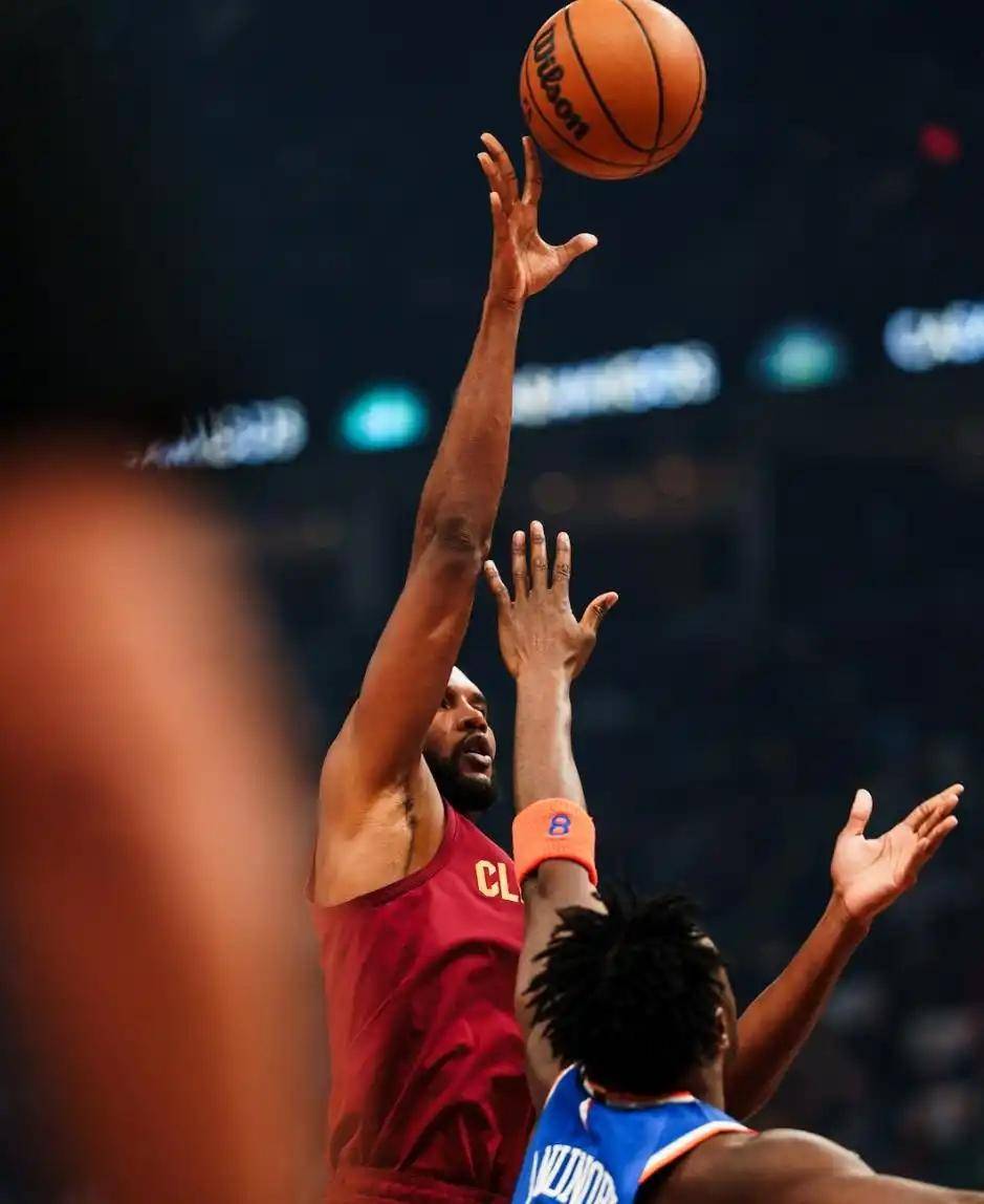 米切尔险胜唐斯，勇士关键表现点燃全场！